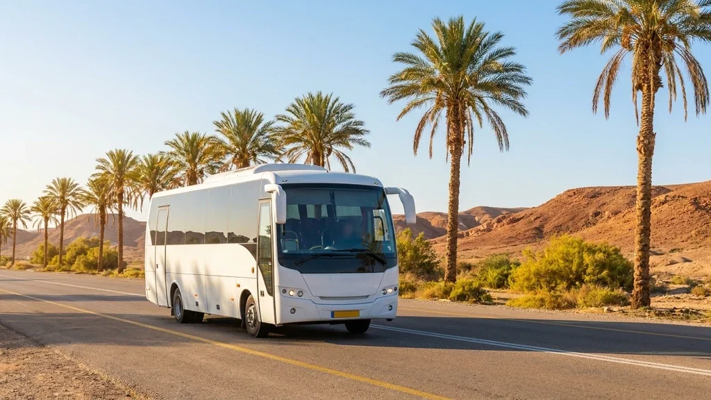 מיניבוס הסעות תלמידים נוסע בבטחה בעיר